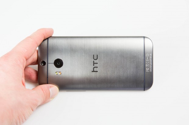 Das Smartphone ist trotz größerem Display nur unwesentlich größer als das erste HTC One. (Bild: Fabian Hamacher/Golem.de)